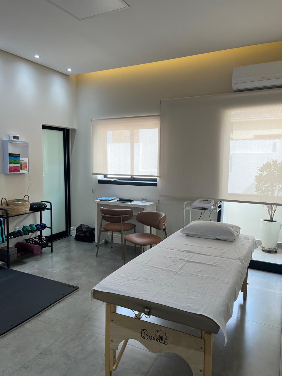 Consultório com maca e espaço de atendimento no Longevità Studio