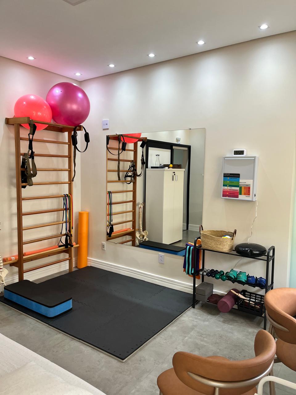 Sala ampla de atendimento fisioterapêutico no Longevità Studio