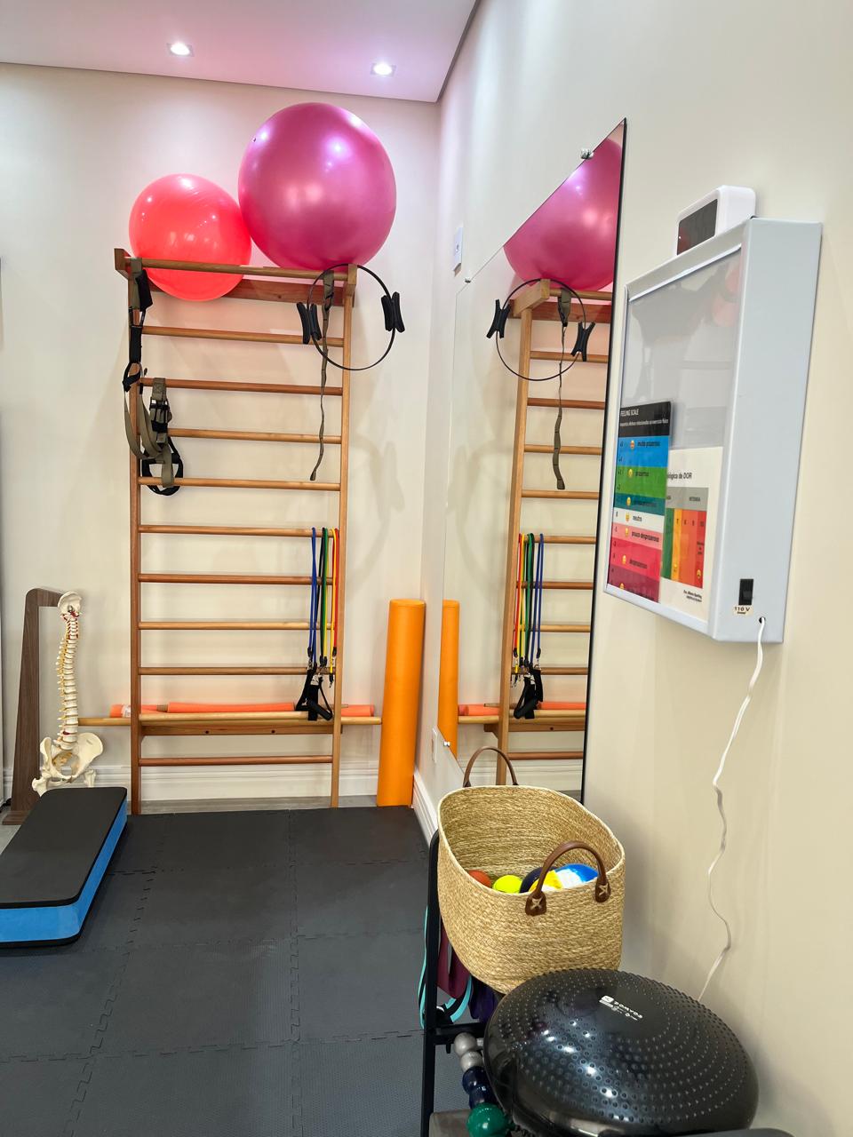 Sala de fisioterapia com equipamentos de reabilitação